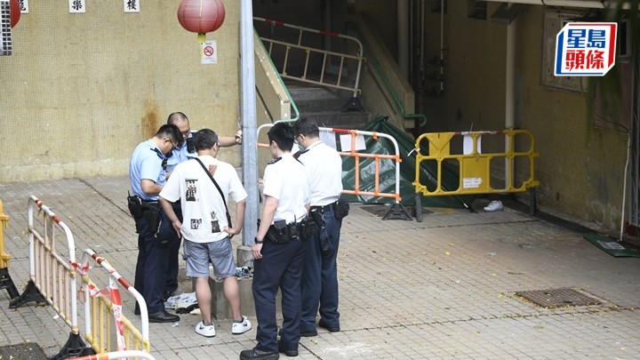 女子墮樓死亡,警方在場調查。楊偉亨攝