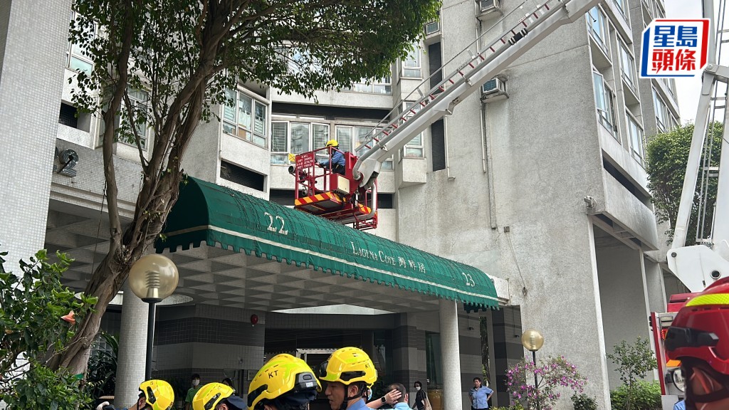 消防將事主由平台救落地面。林思明攝