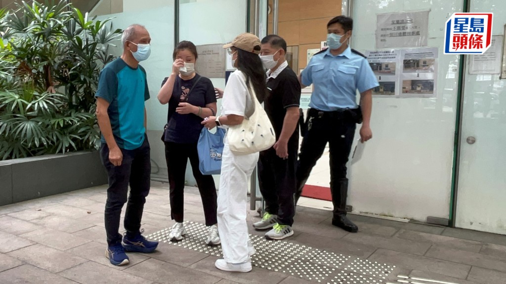 女親友傷心拭淚。楊偉亨攝