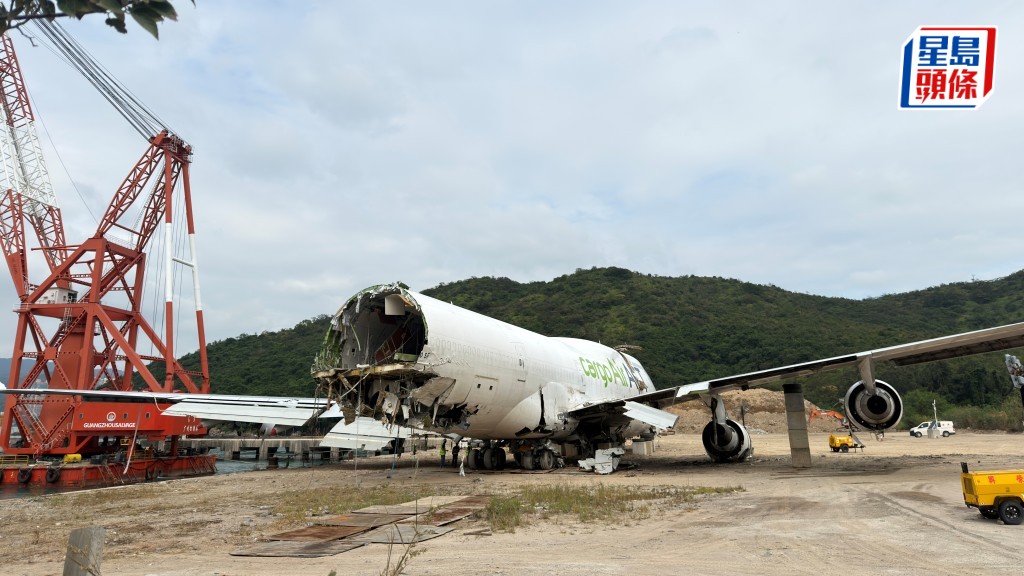 貨機殘骸已吊上岸。梁國峰攝