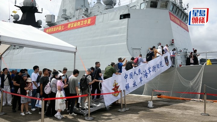 大批市民登艦參觀。楊偉亨攝