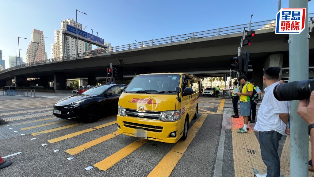 被告當日駕駛客貨車於觀塘撞斃「衝紅燈」過路婦，可見客貨車車頭凹陷。資料圖片