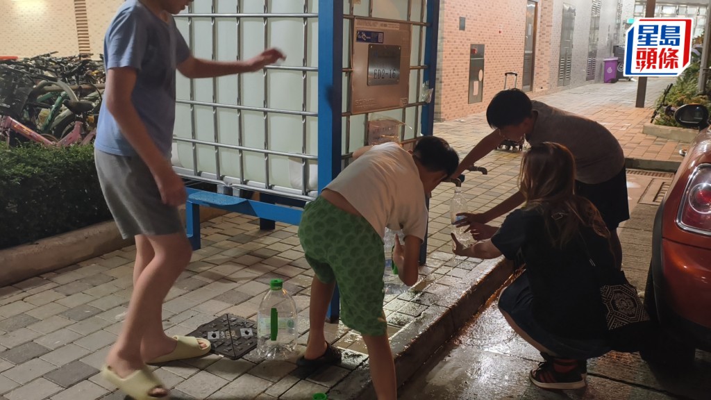 皇后山邨水質｜ 水務署公布過去一周水質化驗結果，全部樓宇快速毒性測試均呈陰性，惟有居民表明會繼續到水車取水用。資料圖片