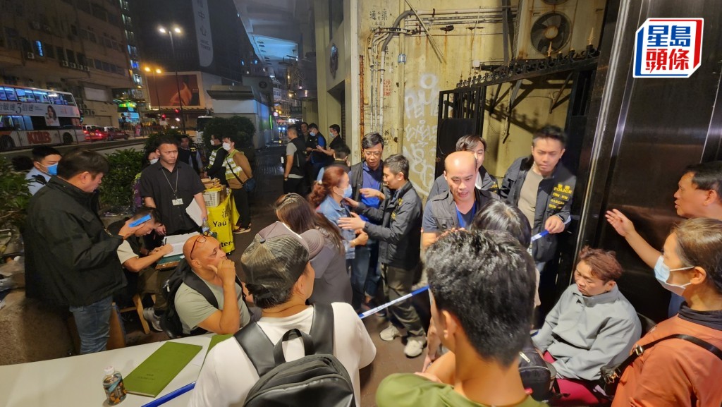 警員在現場協助有需要的居民返回單位取個人物品。黎志偉攝