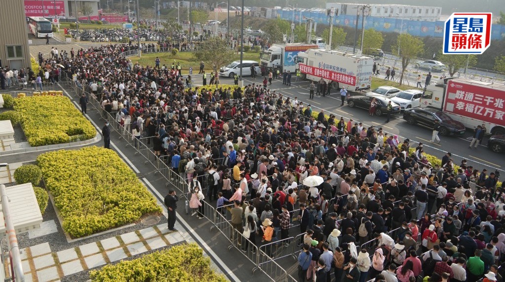 周六逾30萬港人北上，相信不少人到內地大型超市山姆及COSTCO辦年貨。資料圖片