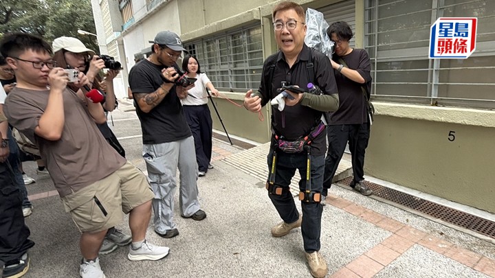 17樓住戶譚先生自備外骨骼步行輔助器，上樓執拾個人物品。梁國峰攝