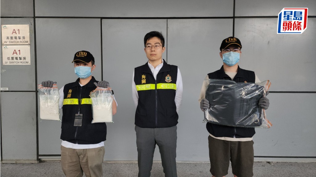 昨(13日)海關機場科人員在香港國際機場拘捕一名55歲販賣危險藥物的外籍女子抵港旅客。黃文威攝