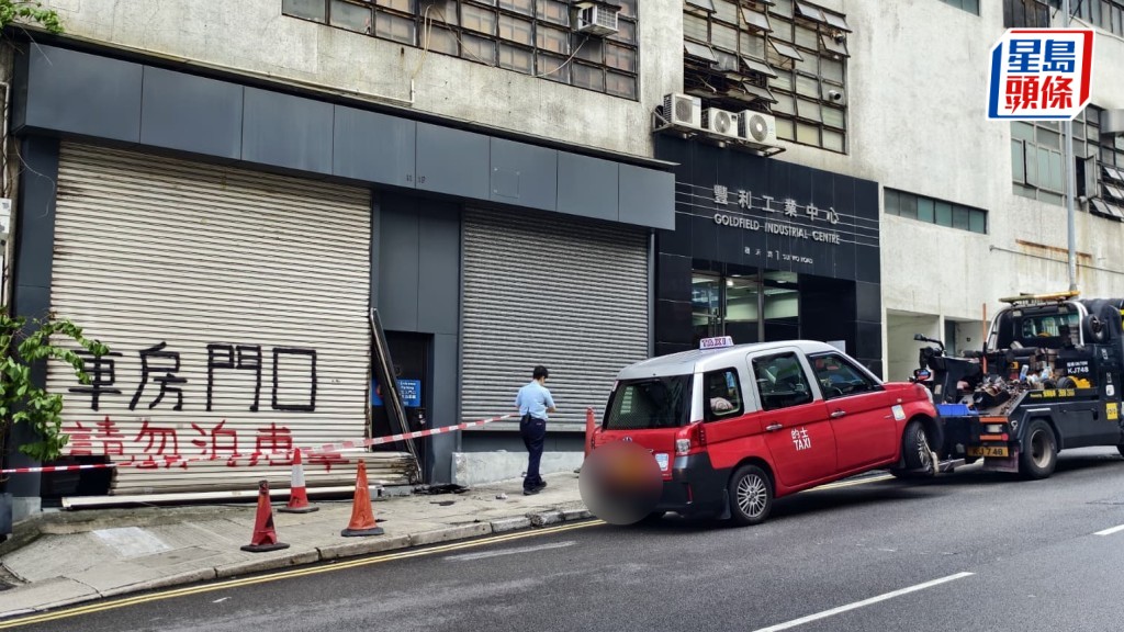的士剷上行人路，車上男乘客頭傷流血送院。黃文威攝