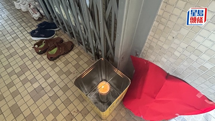 疑兇墮樓死亡，其家門外點有白蠟燭。林思明攝
