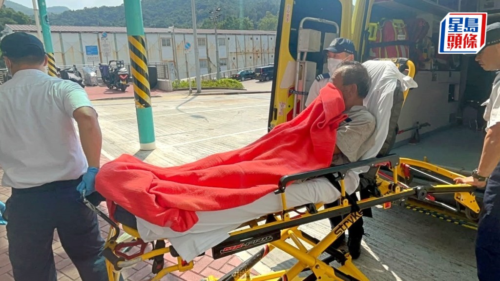 工人清醒送院治理。楊偉亨攝