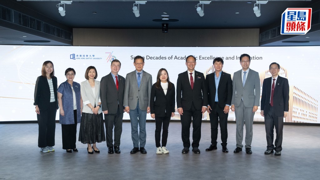 由罗淑佩（右五）率领的政府团队，在衞炳江（右四）、潘明伦（右三）等大学高层引领下参观浸大设施。浸大提供