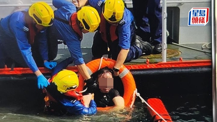 救援人員將墮海男子救起。讀者提供圖片