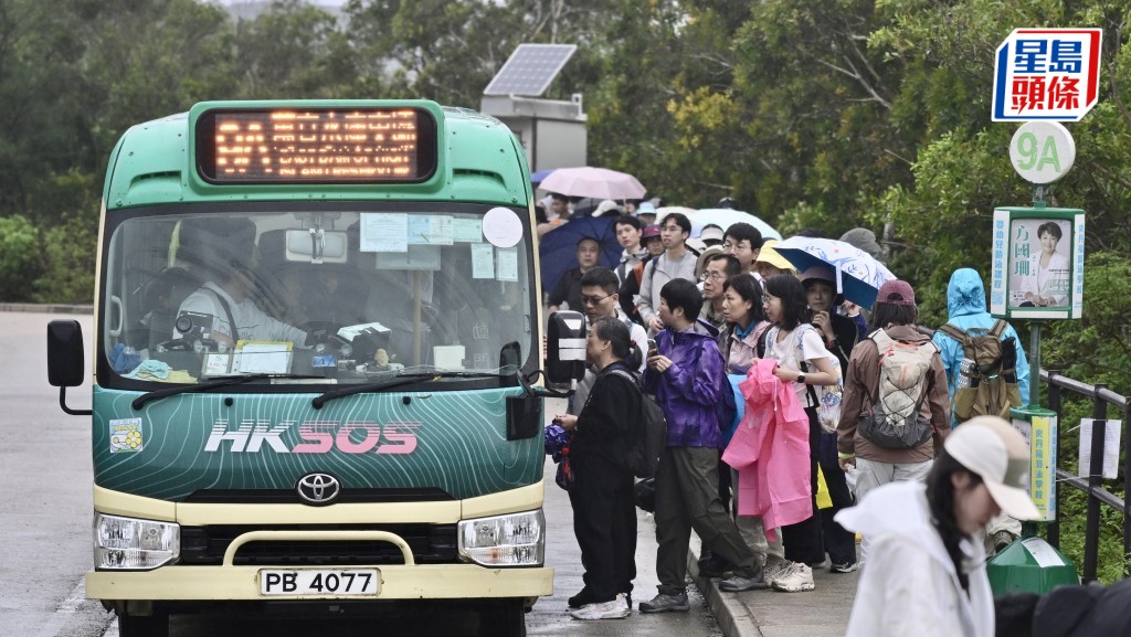 東壩逼爆︱小巴經理:9A小巴來回時間 高峰期達1.5小時 嘆一原因難加開班次疏導