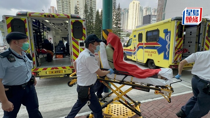 男子獲救,由救護車送往將軍澳院。梁國峰攝