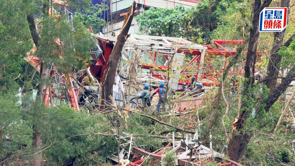 工人移除運走天秤殘骸。梁國峰攝