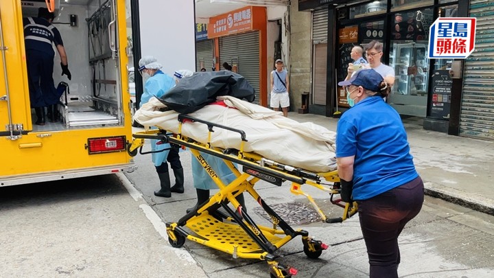 仵工移走死者遺體。蔡楚輝攝