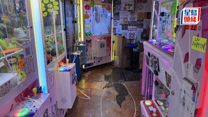 葵涌廣場一間夾公仔店舖遭淋潑白色油漆。梁國峰攝