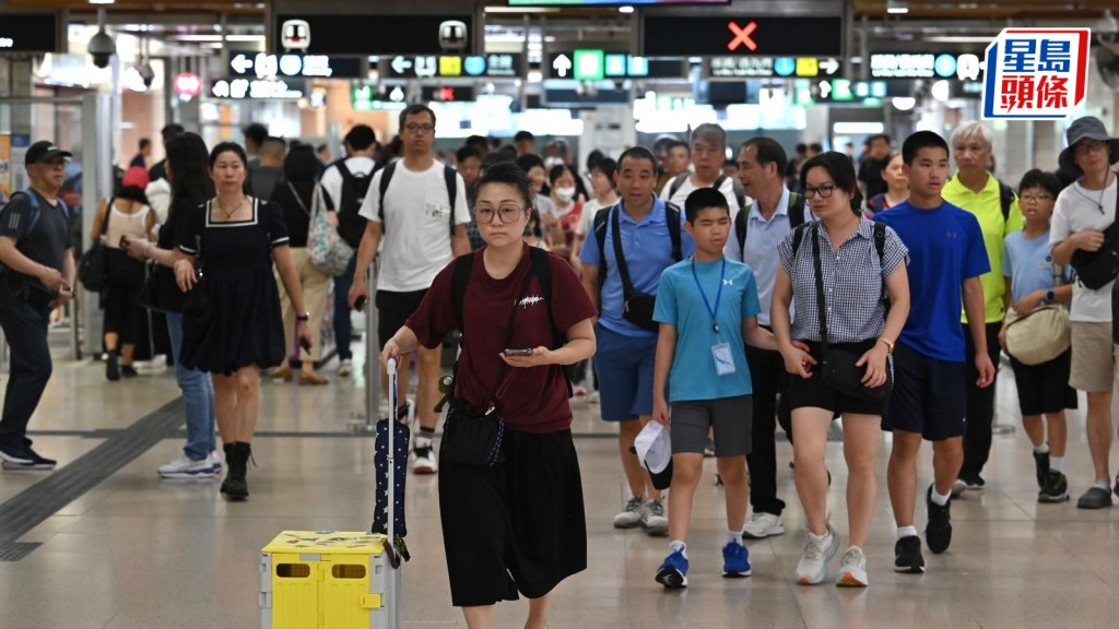 3日連假結束,大批港人趕回港。鍾健華攝
