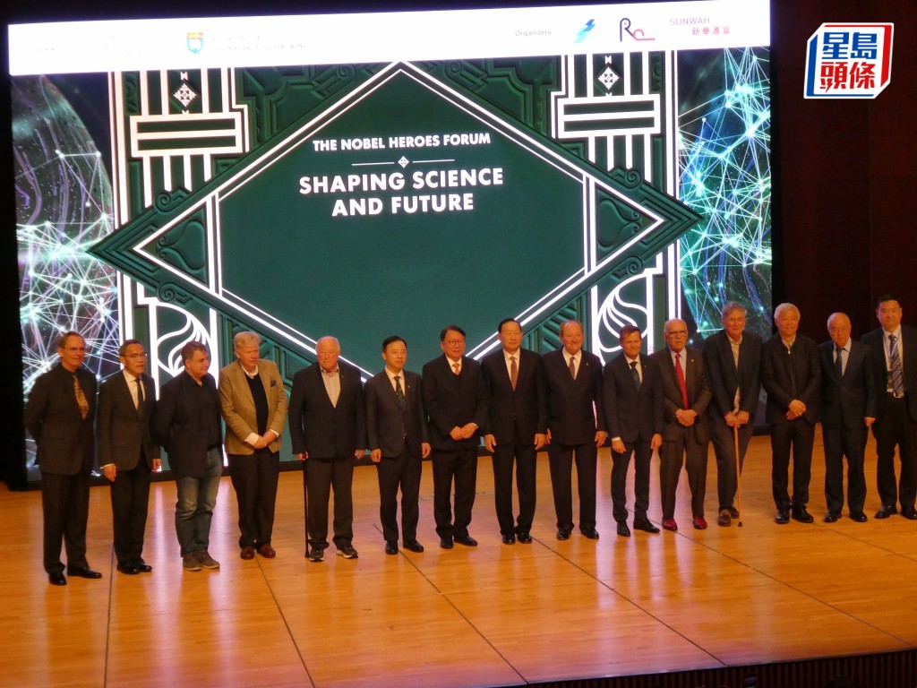 港大與林道諾貝爾獎得主大會聯合舉辦「諾貝爾英雄論壇：引領科學與未來」，張翔（左六）、陳國基（左七）均有出席論壇。歐文瀚攝