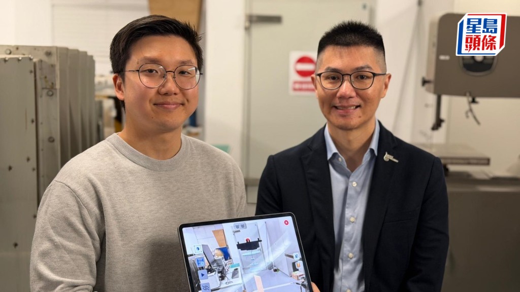 李建邦（右）表示，即使在學校以外的地方，只要學生有智能設備，也可以學習和實驗室相關的知識。左為朴延鎮。佘丹薇攝