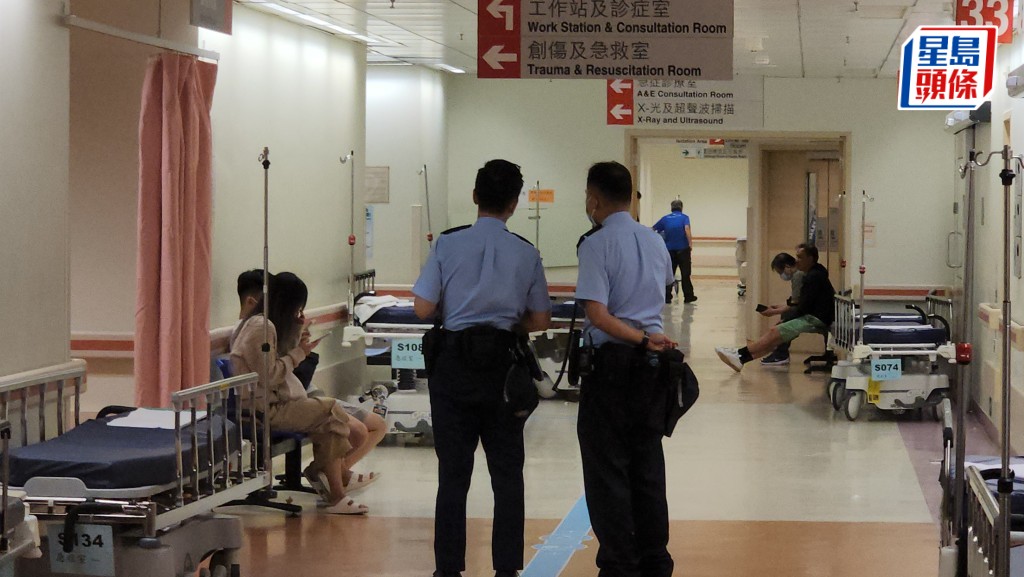 警員在醫院調查事件。黎志偉攝