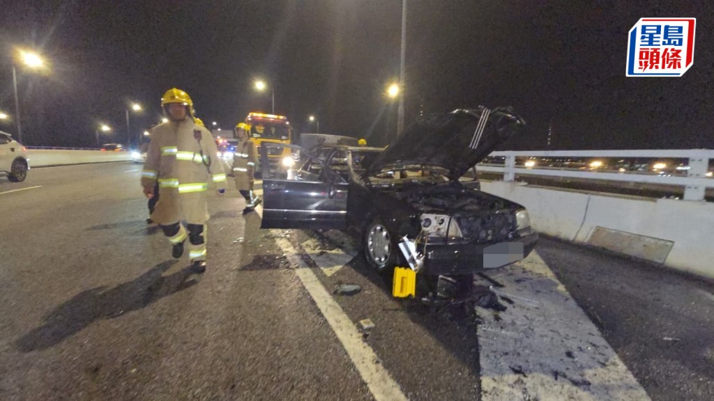 青沙公路平治私家車冒煙起火 「胡迪翠絲」棄車逃生 全車焚毀幸無人傷。黎志偉攝