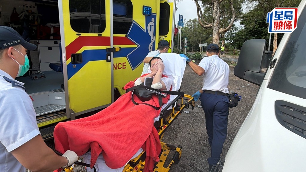 墮引水道男事主清醒送院。梁國峰攝 