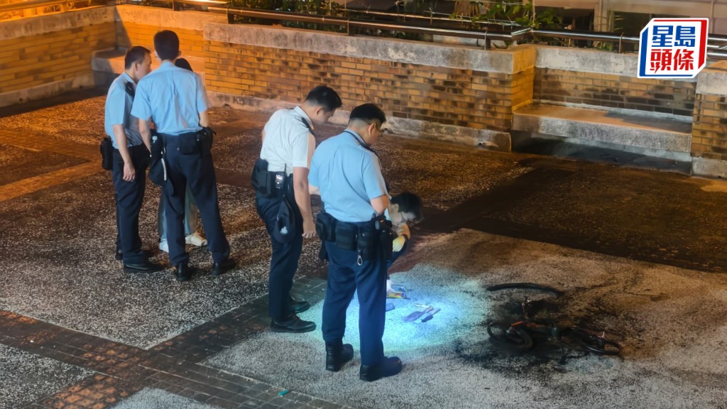 葵芳邨单车遭焚毁传爆炸声 14岁少年面臂烧伤送院 警列纵火调查。黎志伟摄