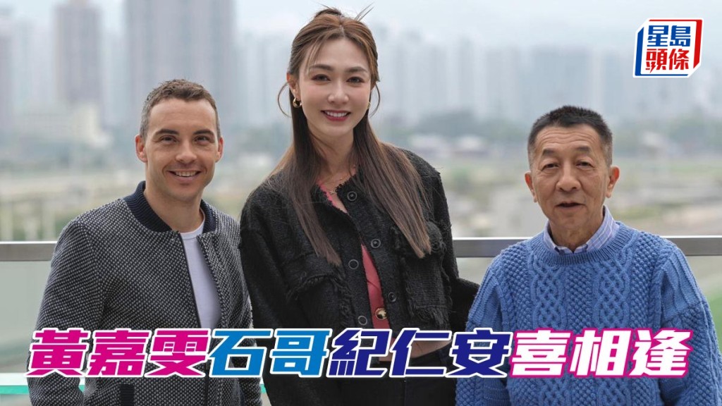 「飛馬座」團體靚女熙馬主黃嘉雯 (中)，與愛駒贏馬功臣石哥 (右) 及紀仁安 (左) 一起入馬房，探望愛駒。相片來源：馬主黃嘉雯提供