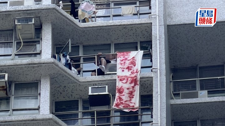 厚德邨男子身處高層單位外簷篷，談判專家展開游說。梁國峰攝