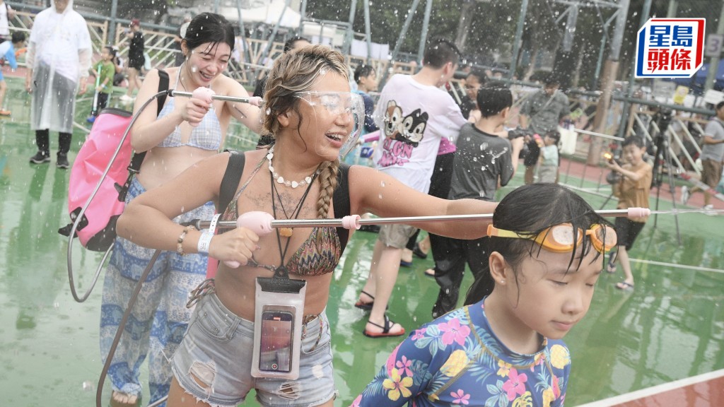 九龍城潑水節｜天雨無損好心情 市民濕身狂歡 小朋友興奮大叫：年年都想嚟！