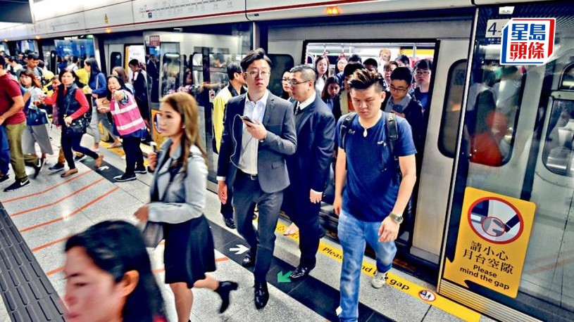 立法會選舉｜港鐵明早大部分綫路提早開出頭班車  方便票站人員前往票站。資料圖片