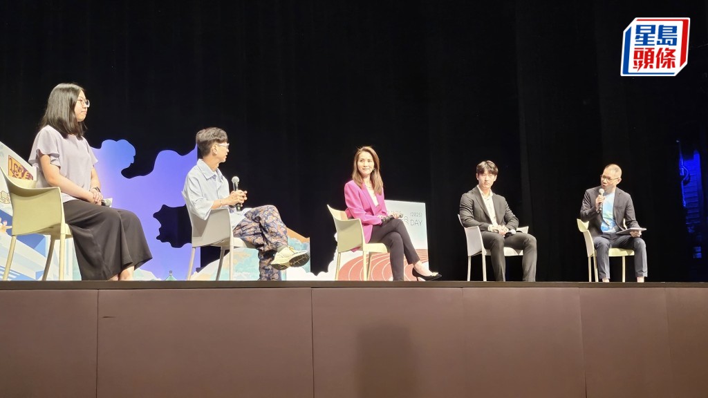 中大今早舉行「聯招申請入學講座:與中大人對談」,由中大入學及學生資助處處長王家徹(右一)主持,分享者包括中大社會科學院院長馮應謙(左二)等。陳嘉婉攝