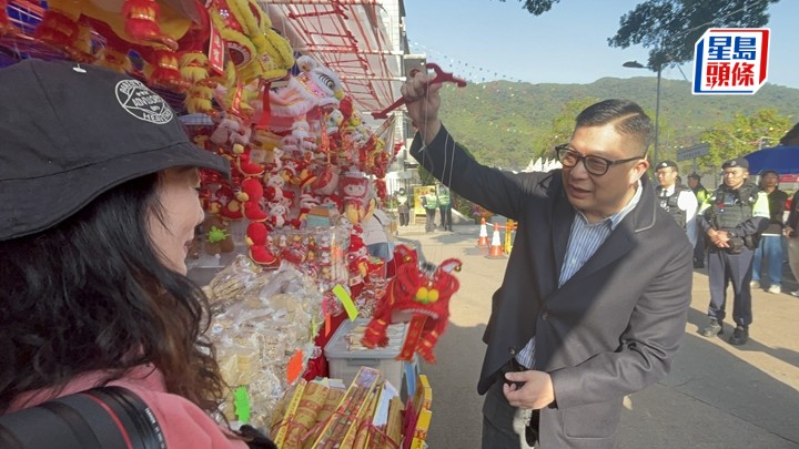 保安局長鄧炳強參觀大埔林村許願節。林思明攝