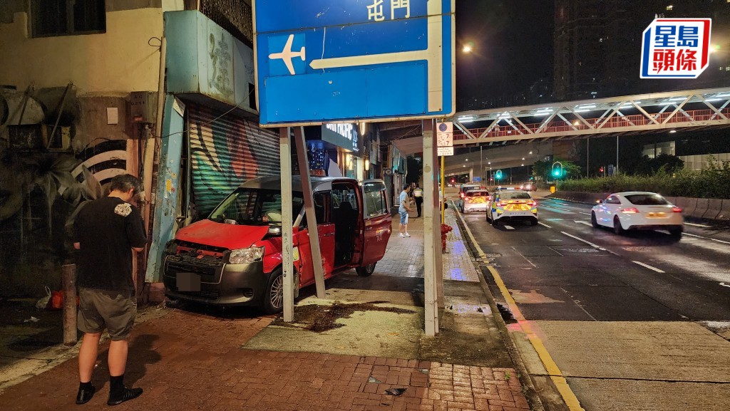 青山公路荃灣段一輛的士失控,撞向另一輛的士後,剷上行人路再撞向商鋪大閘後停低。黎志偉攝