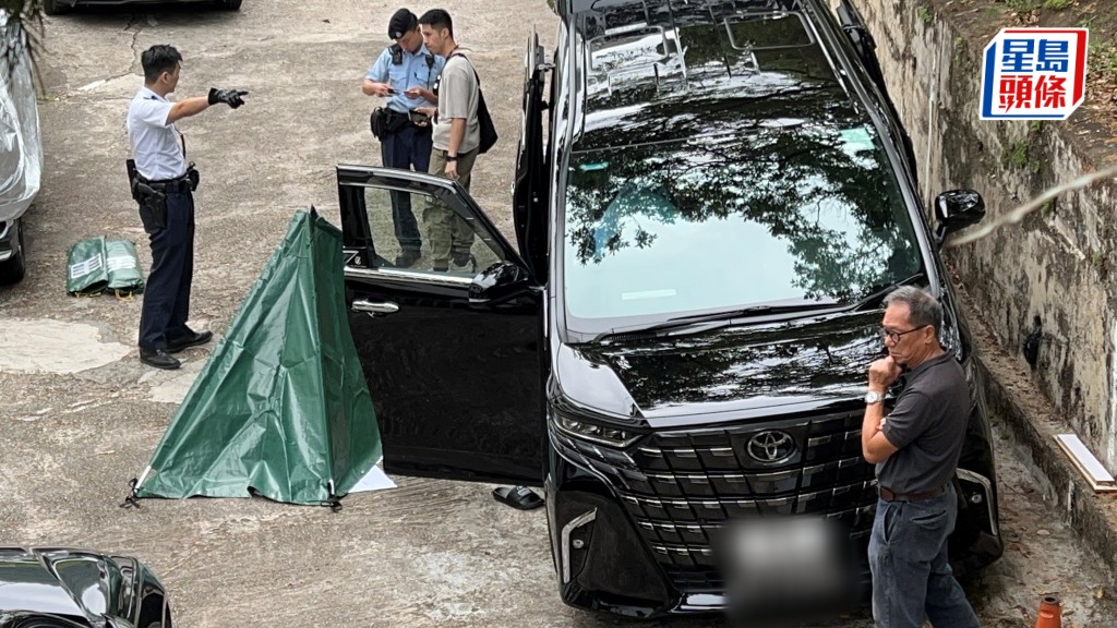 男子暈倒車廂內現場不治。蔡楚輝攝