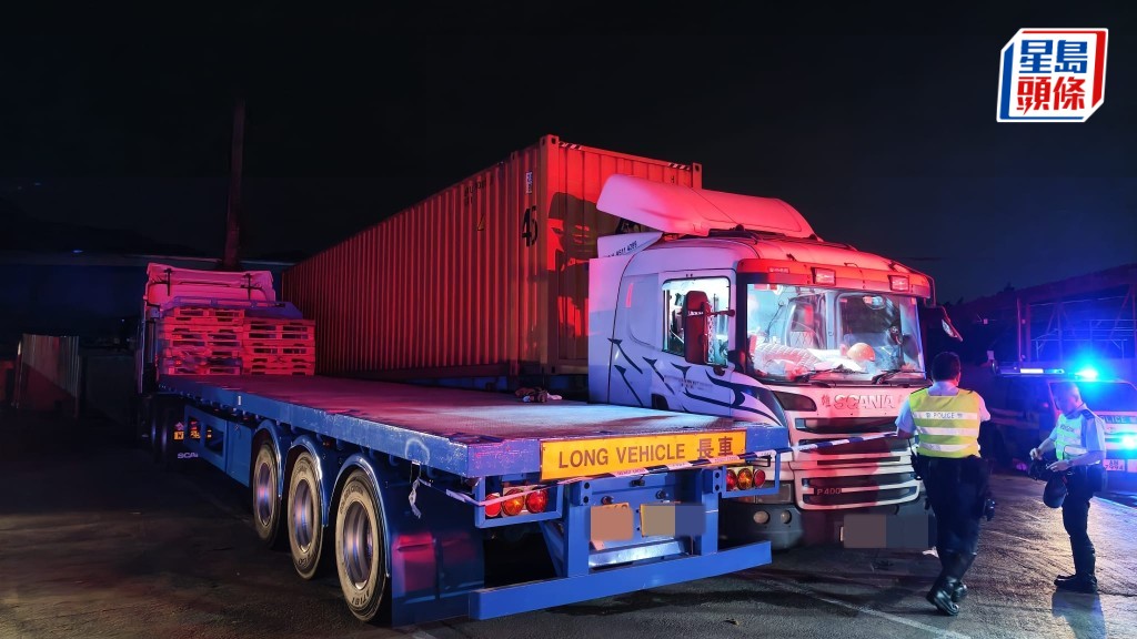 天水圍七旬司機被夾兩貨櫃車之間 消防救出 昏迷送院搶救。黎志偉攝