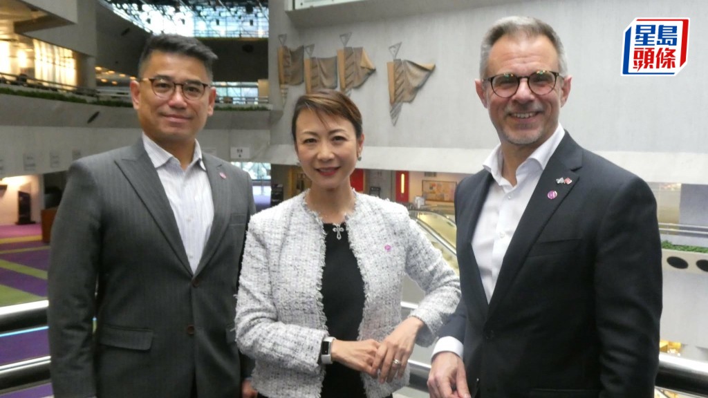 陳頌瑛（中）表示，正為演藝學院覓地拓展，並透露在港島區已有多幅屬意選址，以靠近灣仔本部為主要考慮。 旁為李仲華（左）及文國瑞。歐文瀚攝