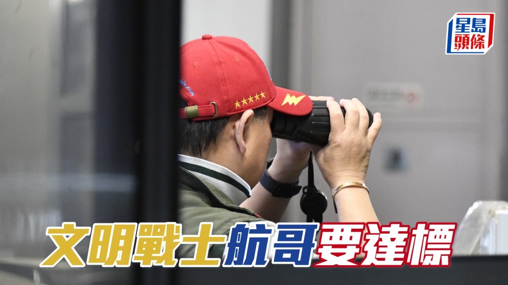 今朝「文明戰士」課前葉楚航走出跑道口向鞍上人教路，課後並趕到機坪接馬。