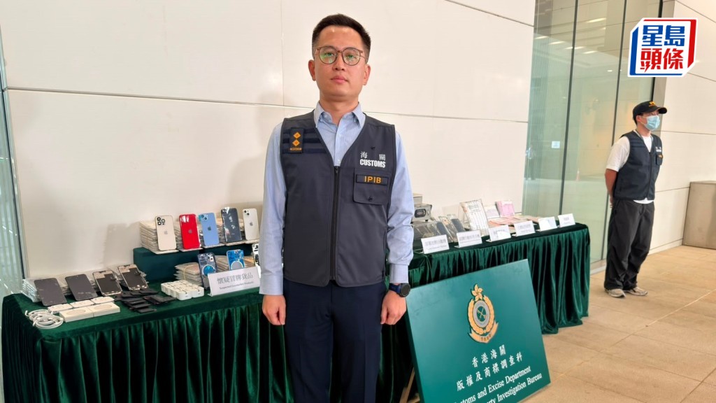 海關「放蛇」打擊手機維修店不良營商手法，拘捕7名男店員。梁國峰攝