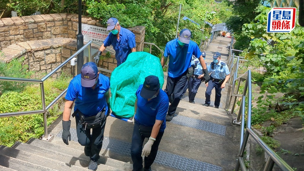 仵工移走男子遺體。蔡楚輝攝