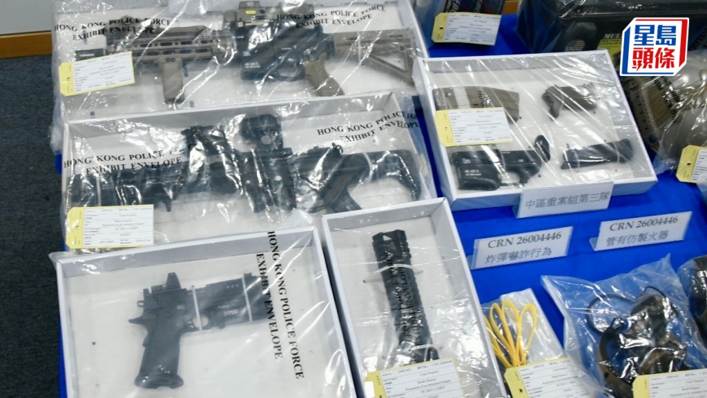 警方檢獲共兩支仿製步槍，一支仿製手槍，仿製槍械零部件等。楊偉亨攝