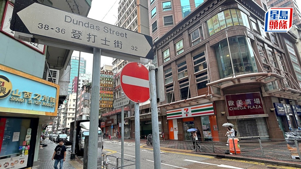 事主在登打士街的7-11便利店對開報警求助。蔡楚輝攝