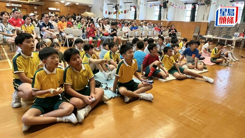 佛教志蓮小學舉辦今早舉行「世界盃八強親子同樂日」，約300名師生及家長一同見證阿根廷3比1擊敗瑞士打入四強。陳艷玲攝