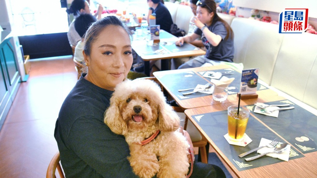 梁女士本身是愛犬之人，收養6隻遭棄養的狗及1隻鸚鵡，包括小狗「啫哩」。