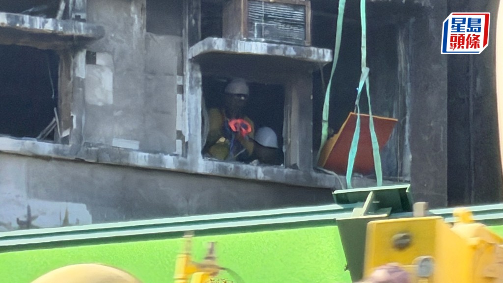 大埔宏福苑五級火，當局派出吊臂車將鐵架經窗戶吊入室內 料鞏固單位結構。梁國峰攝