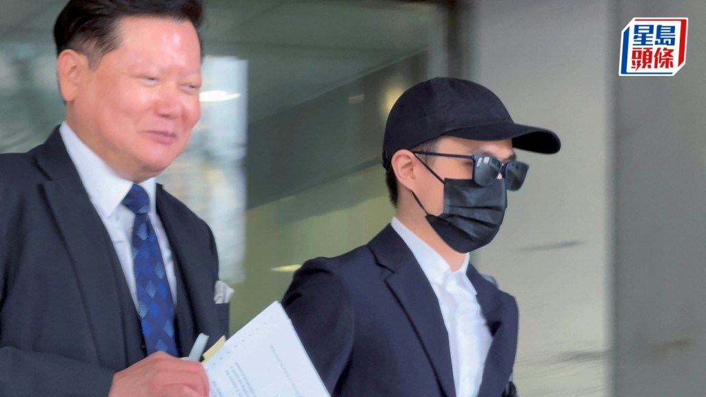 被告鍾瑋澤（右邊戴墨鏡者），左為辯方大律師單偉琛。雷璟怡攝