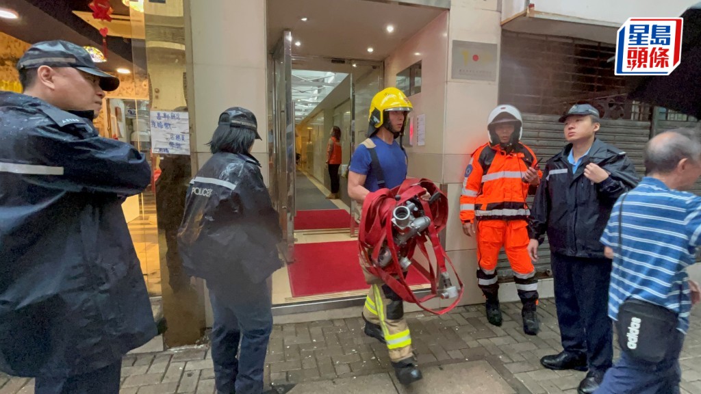 消防到場救熄火警。楊偉亨攝