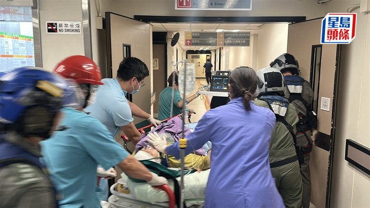 男工人由直升機送院搶救。劉漢權攝