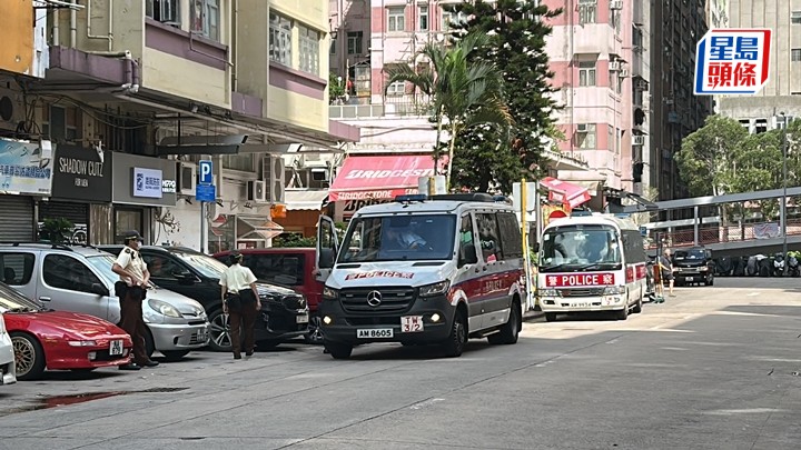 警方與交通督導員續到享和街，檢控違例泊車輛。林思明攝